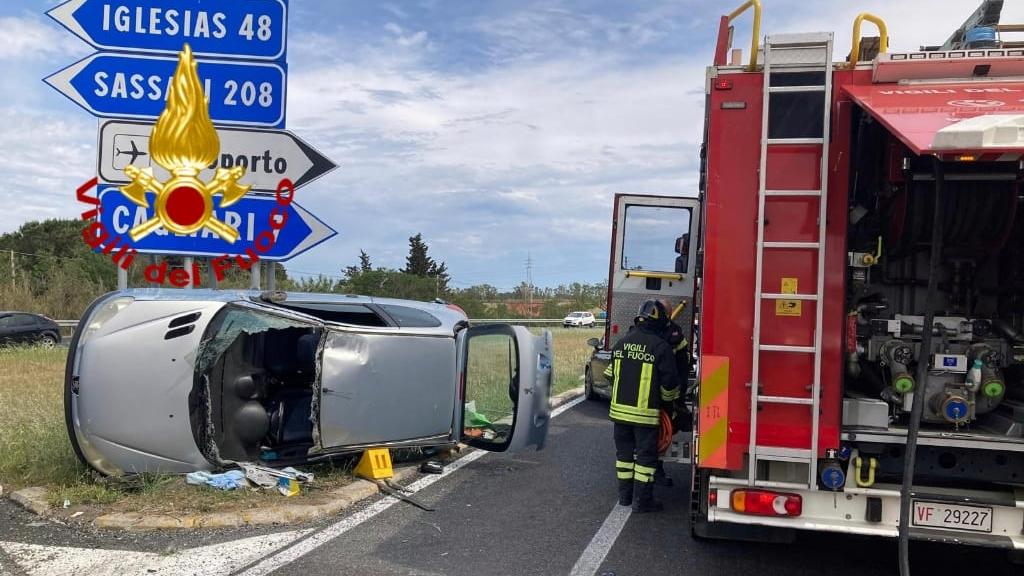 Scontro fra due auto sulla statale 130: una donna all’ospedale Brotzu in codice rosso