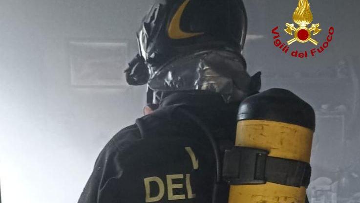 Va in fiamme la poltrona, intossicati marito e moglie