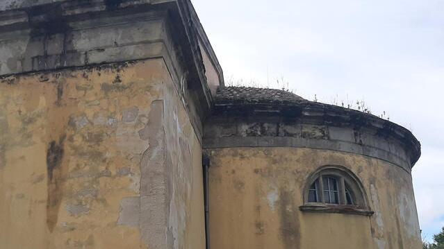 Livorno, Cisternino di Pian di Rota oggi come una piccionaia tra infiltrazioni e degrado: «È un gioiello sprecato»<br>