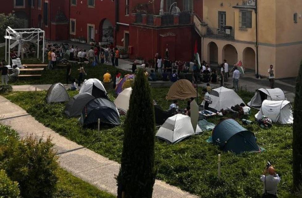 Pisa, gli studenti si accampagno in tenda per la Palestina nel giardino dell'università