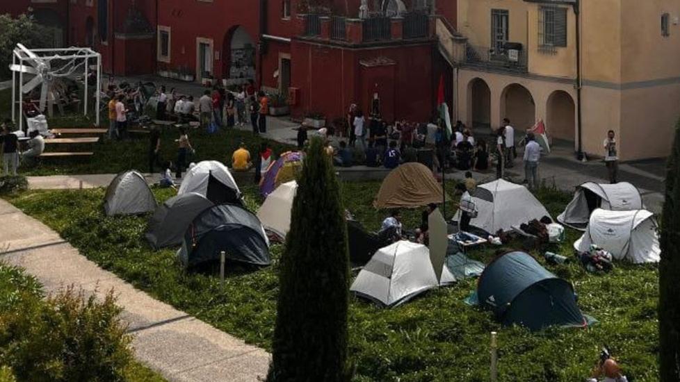 Pisa, gli studenti si accampagno in tenda per la Palestina nel giardino dell'università