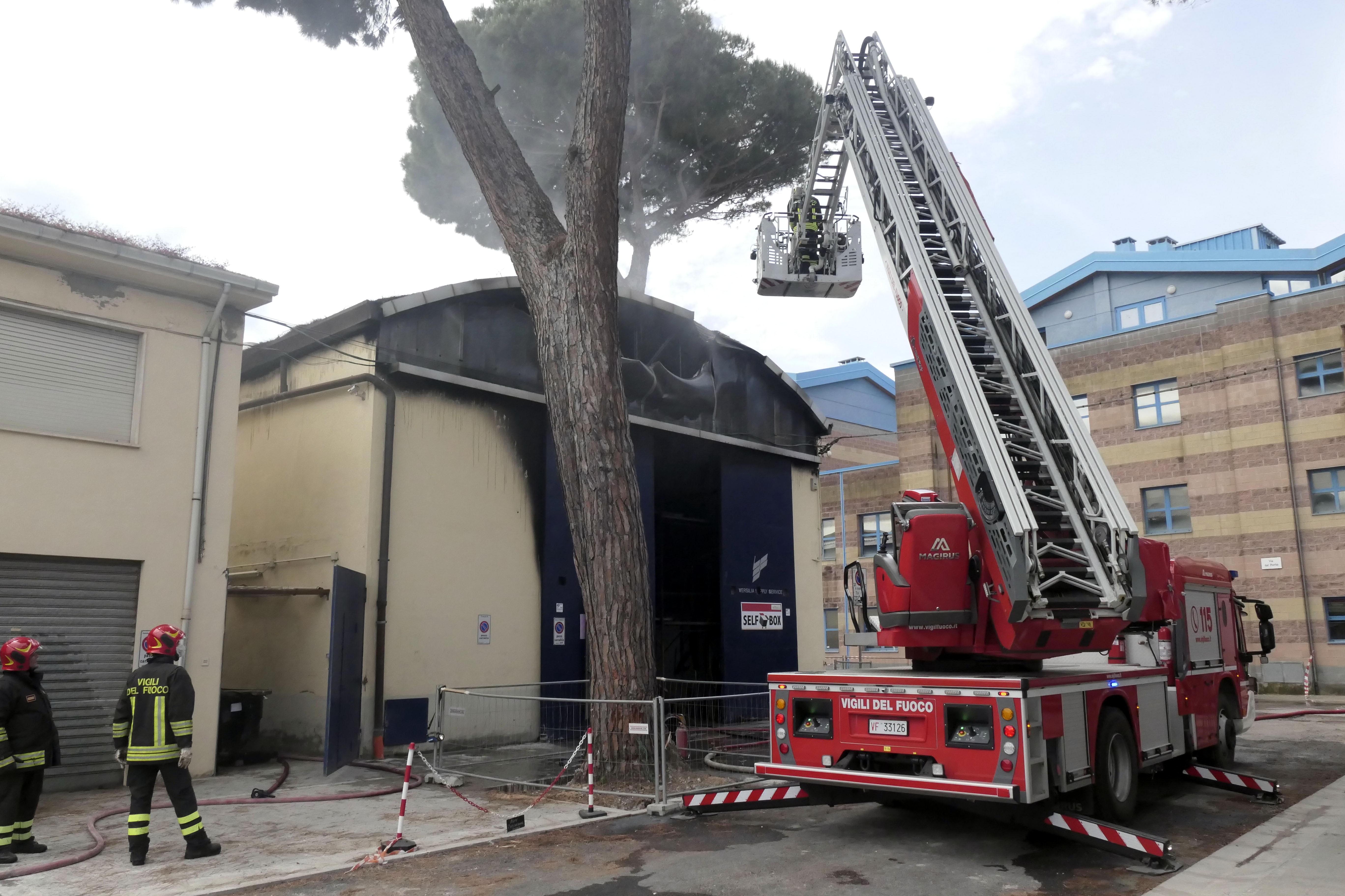 Viareggio, le cause dell'incendio in Darsena e la conta dei danni per 22 magazzini
