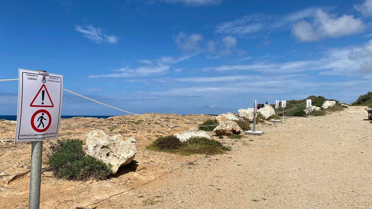 San Giovanni di Sinis, la spiaggia degli scalini chiusa a metà per rischio crolli