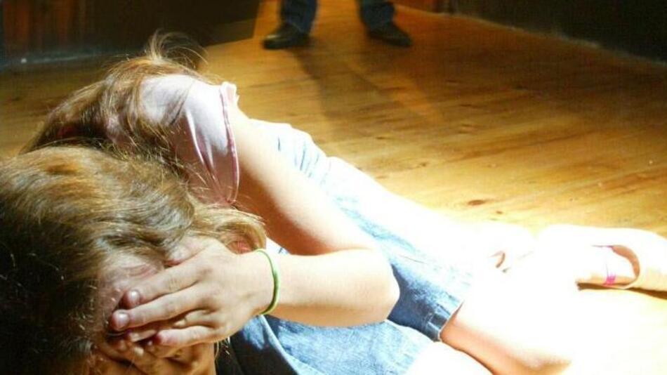 Modena, 12enne stuprata da un ragazzo poco più grande che poi si è vantato con un video