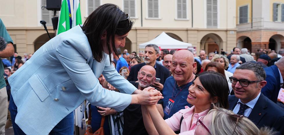 Elly Schlein a Reggio Emilia benedice Massari «La destra qui perde da 70 anni...»