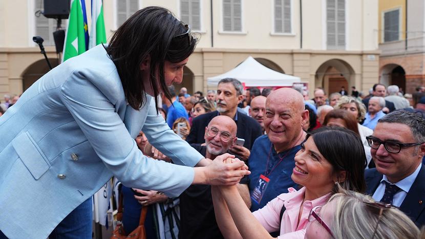 Elly Schlein a Reggio Emilia benedice Massari «La destra qui perde da 70 anni...»