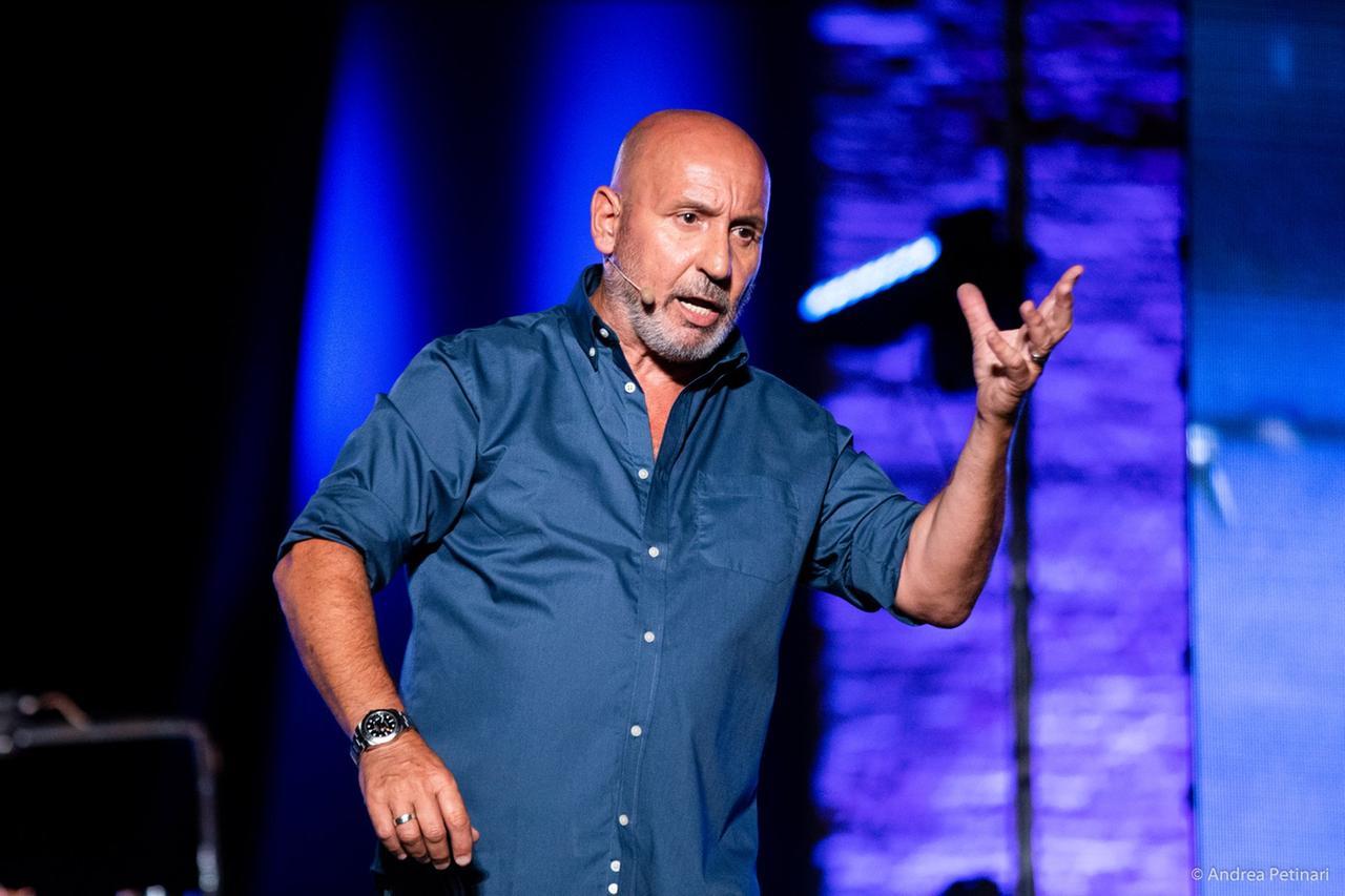 Maurizio Battista: «La mia generazione ha fallito. Adesso i padri fanno i teenager»