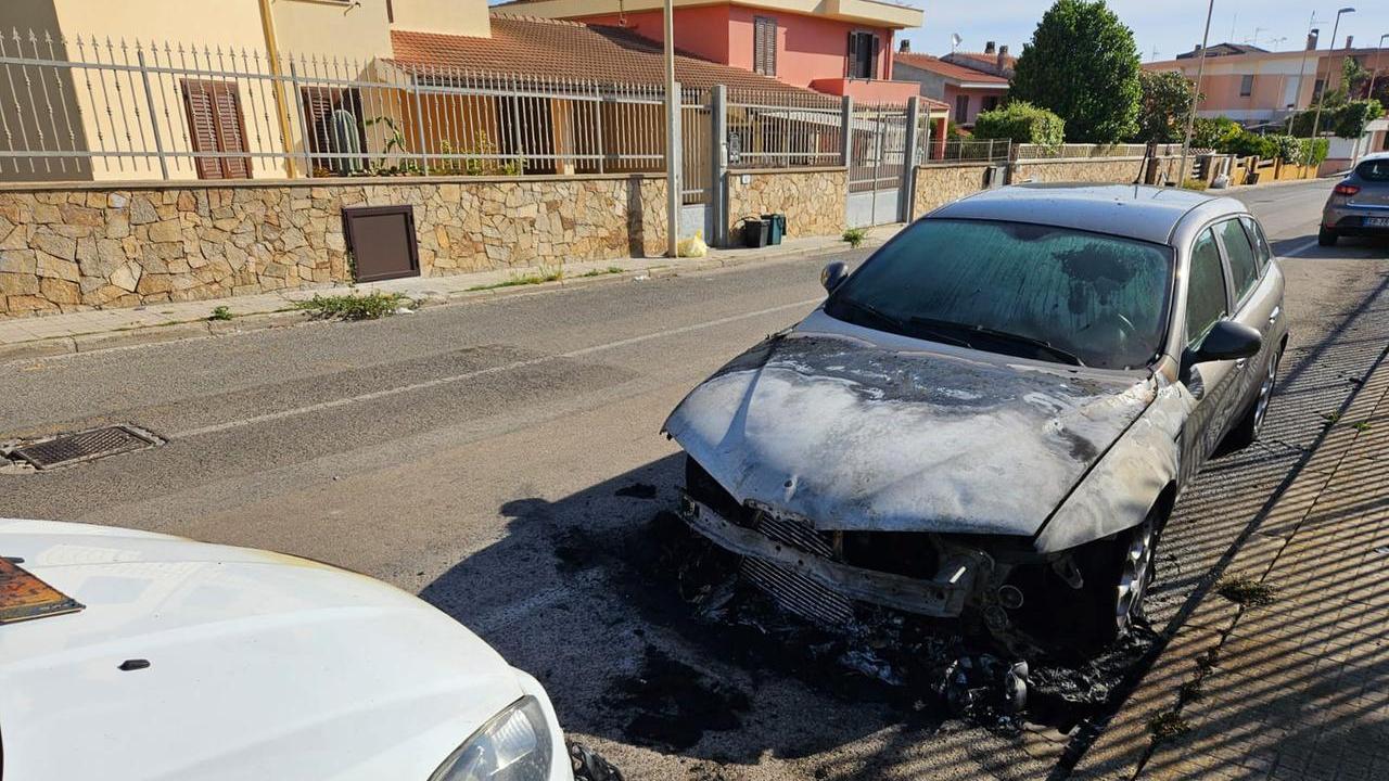 Porto Torres, incendiata l’auto di un operaio in via Romagnosi