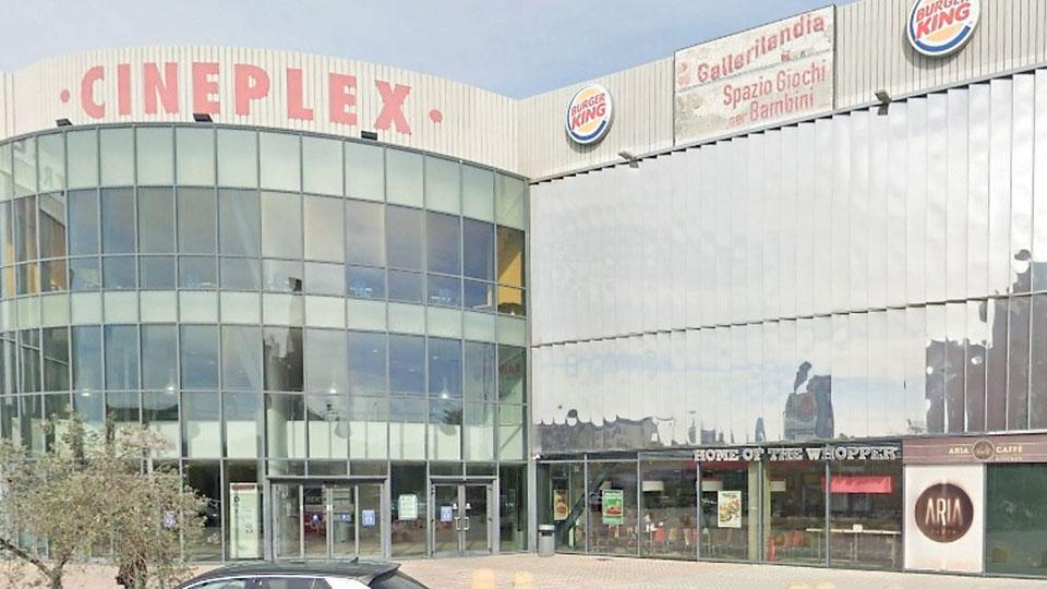 Spray urticante al fast food del Cineplex: dipendente finisce in ospedale