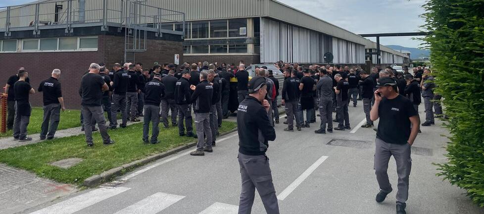 Pistoia, alla Hitachi gli operai hanno scioperato per i timbra-cartellino: «Questione di sicurezza»