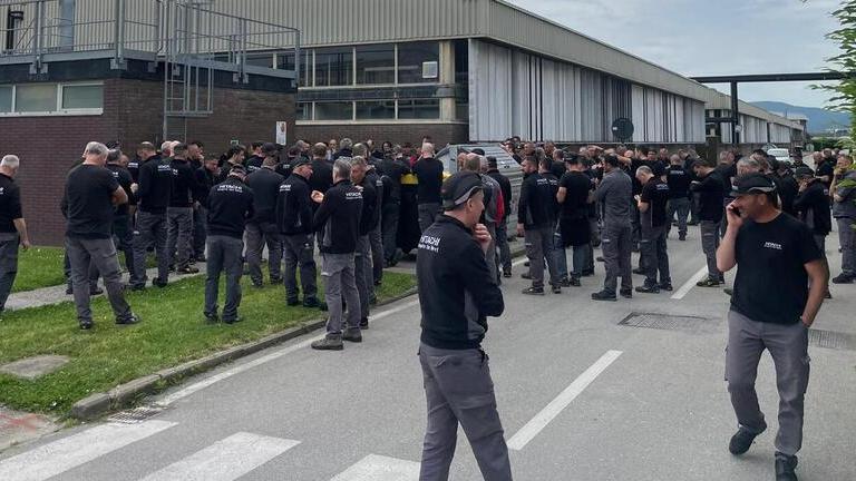 Pistoia, alla Hitachi gli operai hanno scioperato per i timbra-cartellino: «Questione di sicurezza»
