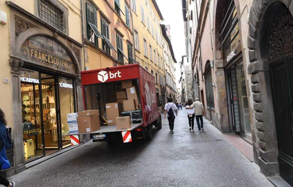 Isola pedonale a Lucca, cauta apertura: «Ma garantire le consegne urgenti»