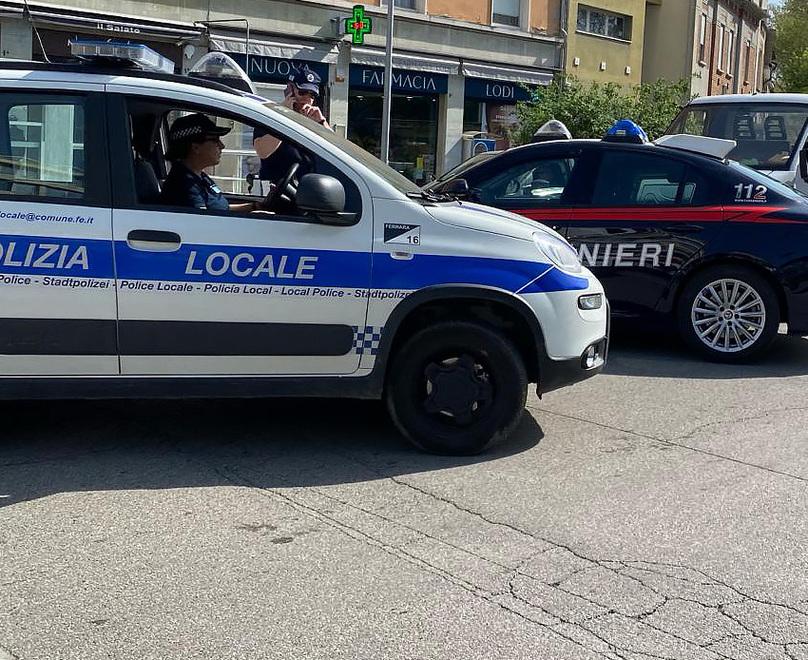 Ubriaco provoca un incidente stradale e poi aggredisce carabinieri e agenti