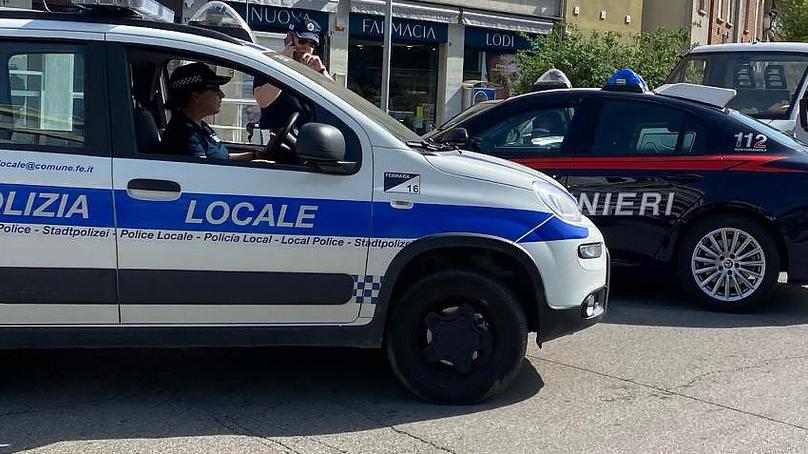 Ubriaco provoca un incidente stradale e poi aggredisce carabinieri e agenti