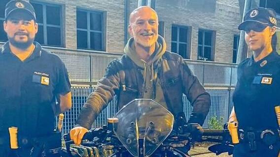 
	Il proprietario della moto con gli agenti

