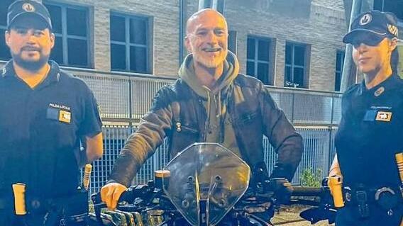 Il proprietario della moto con gli agenti