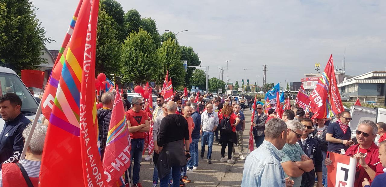 Sassuolo, lo sciopero dei lavoratori delle ceramiche: un migliaio alla manifestazione