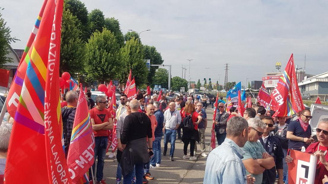 Sassuolo, lo sciopero dei lavoratori delle ceramiche: un migliaio alla manifestazione