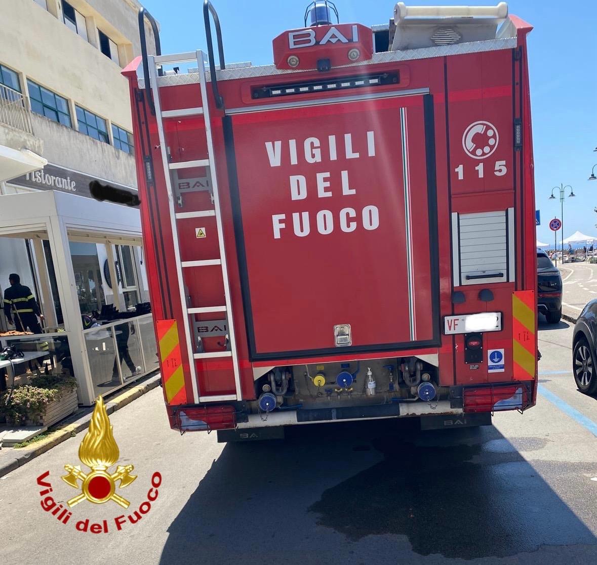 Alghero, fiamme in un ristorante di via Lungomare