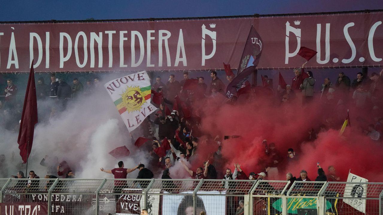 La Gradinata Nord Diego Savelli Pontedera (Foto di Franco Silvi)
