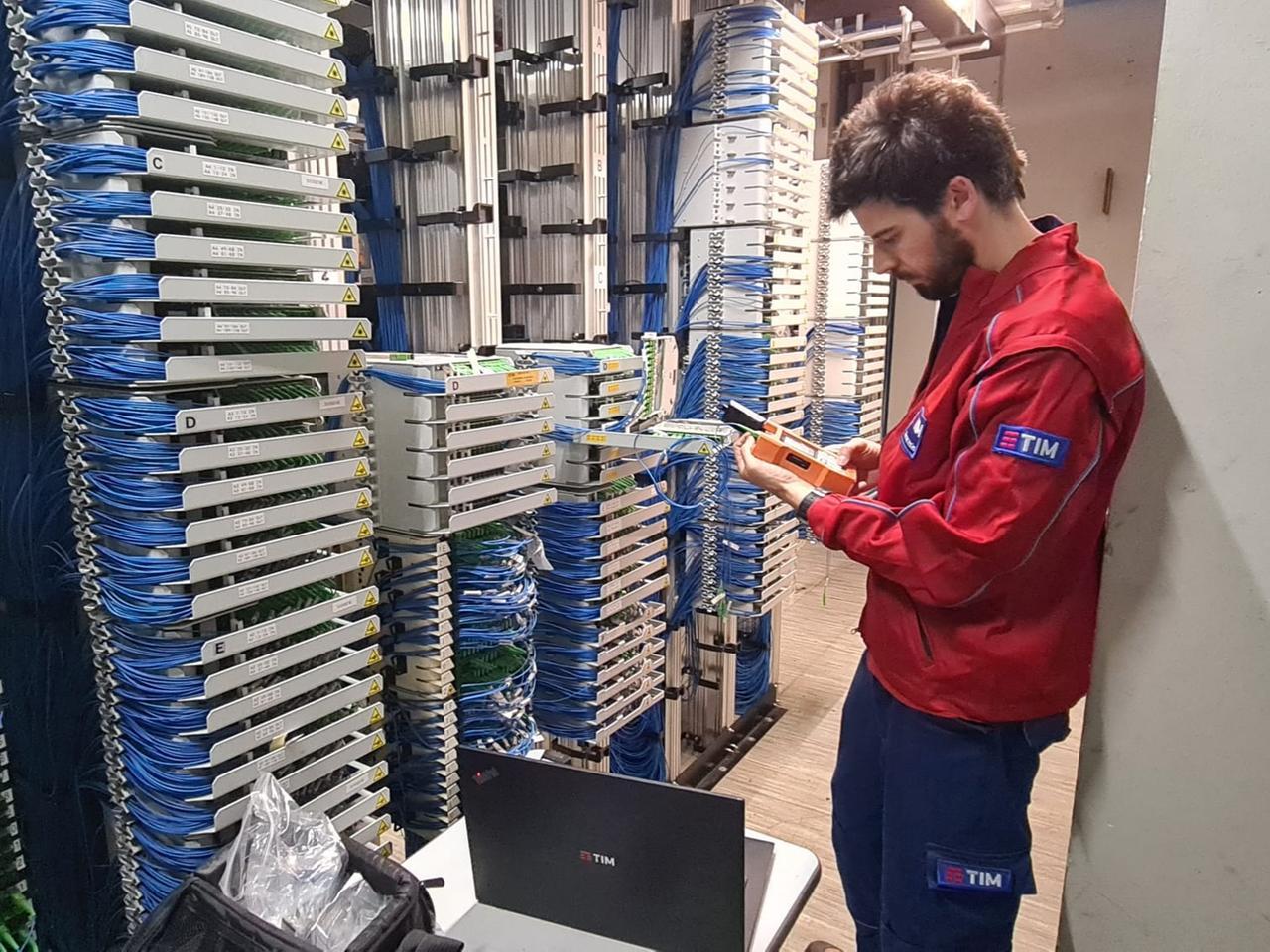 
	Tecnico Tim al lavoro in una centrale di trasmissione

