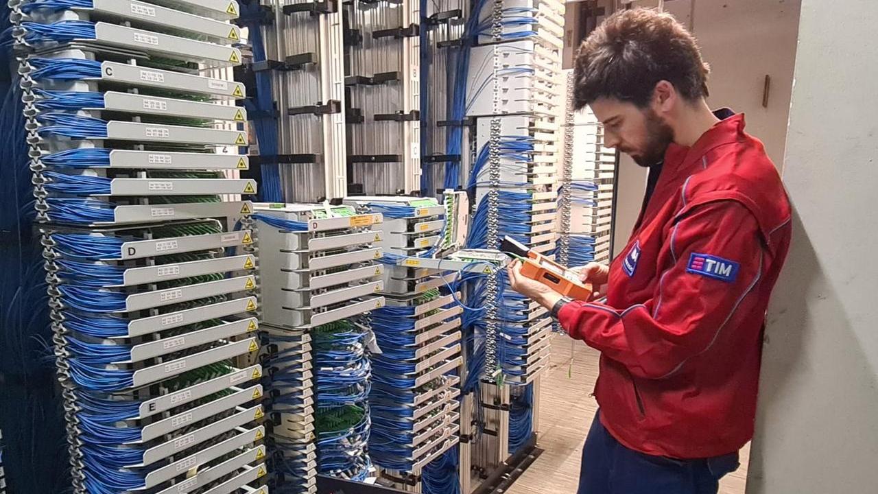 Tecnico Tim al lavoro in una centrale di trasmissione