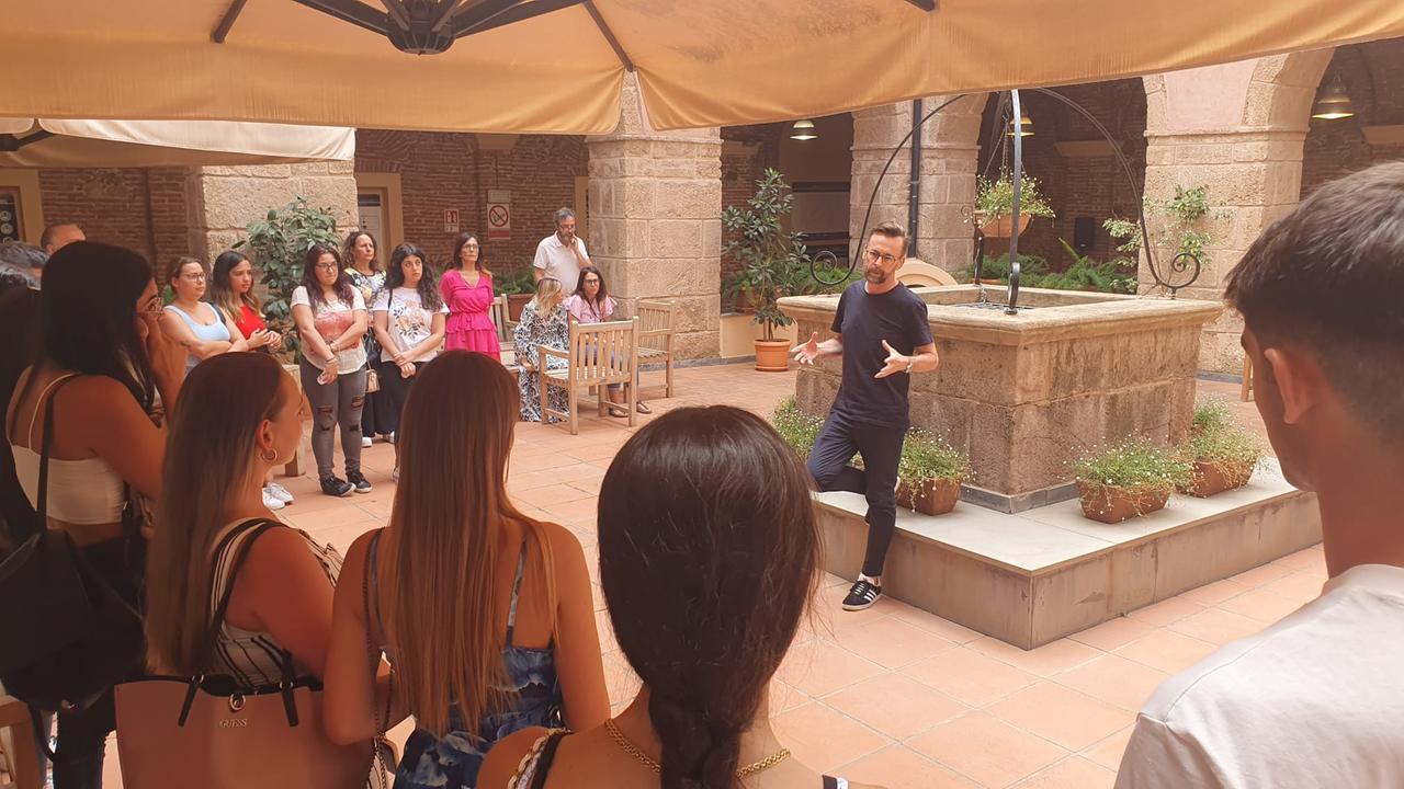 
	Lezione nel chiostro dell'antico convento del Carmine

