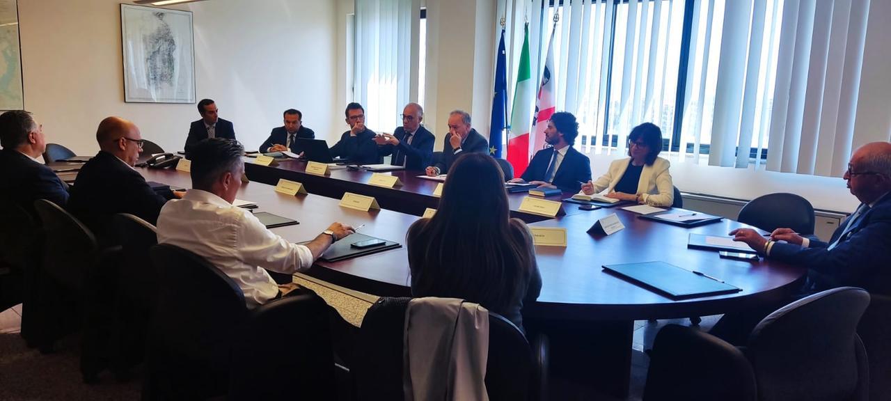 
	Il tavolo dell'incontro

