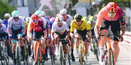 Cento ha un’anima rosa, la città abbraccia il Giro