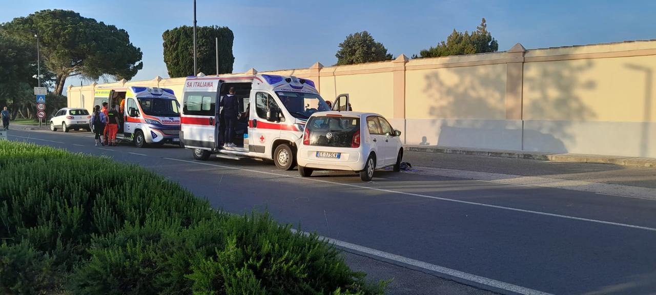 
	L'ambulanza e l'auto coinvolte nell'incidente

