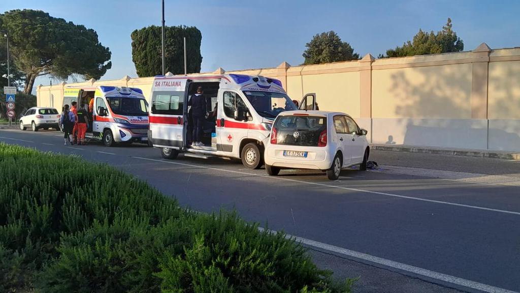 L'ambulanza e l'auto coinvolte nell'incidente