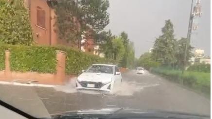 Modena, ancora maltempo: allagamenti  e grandine in città