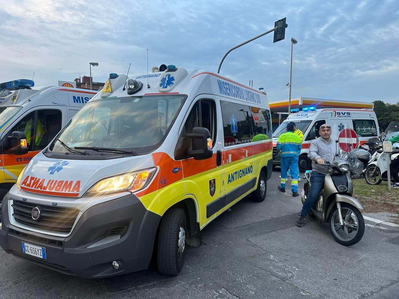 Livorno, scontro fra due scooter in viale Nazario Sauro: due feriti