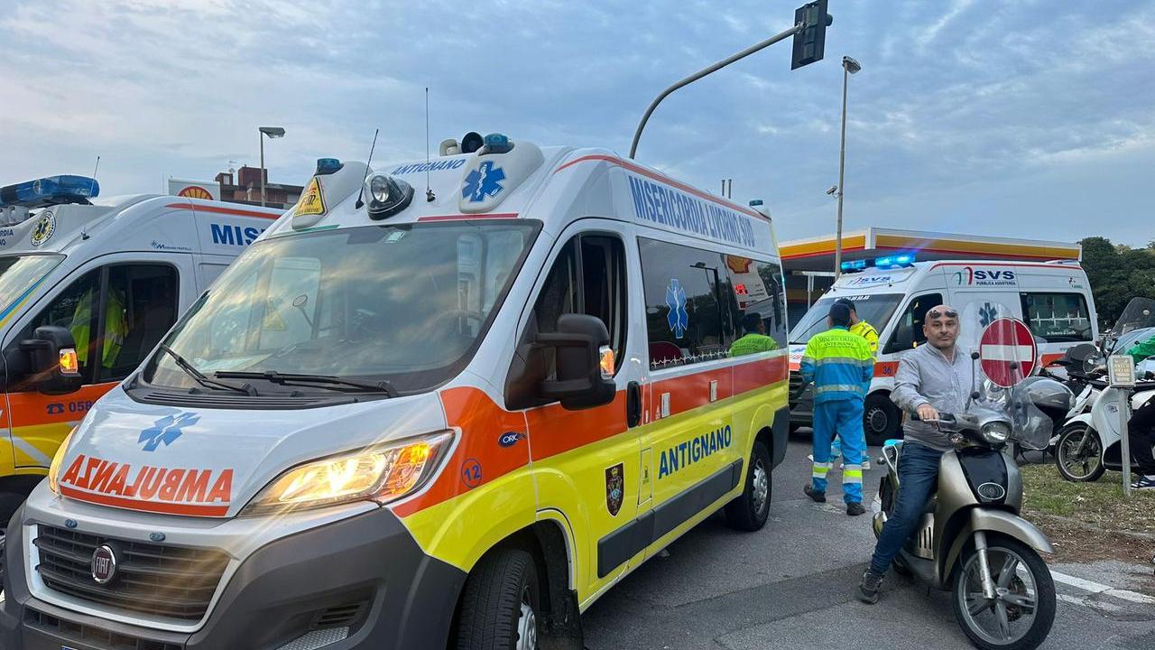 Livorno, scontro fra due scooter in viale Nazario Sauro: due feriti