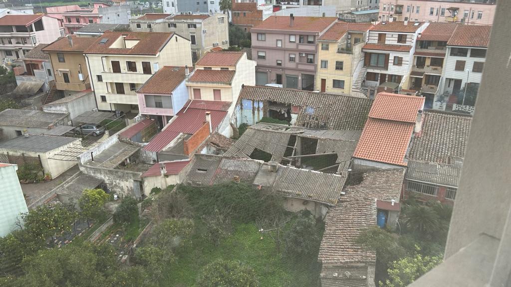Oristano i crolli dei pannelli di amianto visti dall'alto in via Sassari