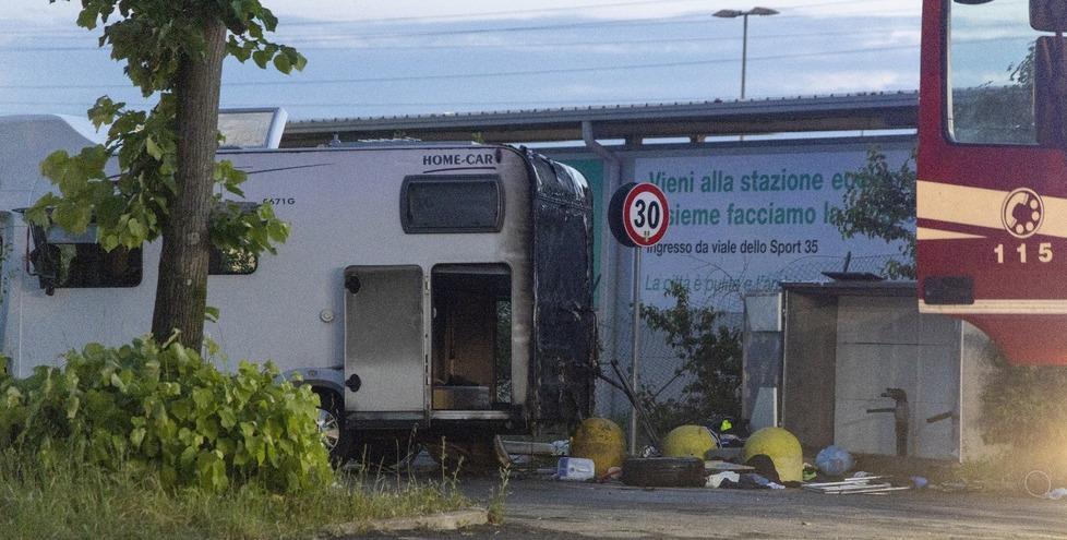 Modena, danno fuoco al camper dove dorme una famiglia