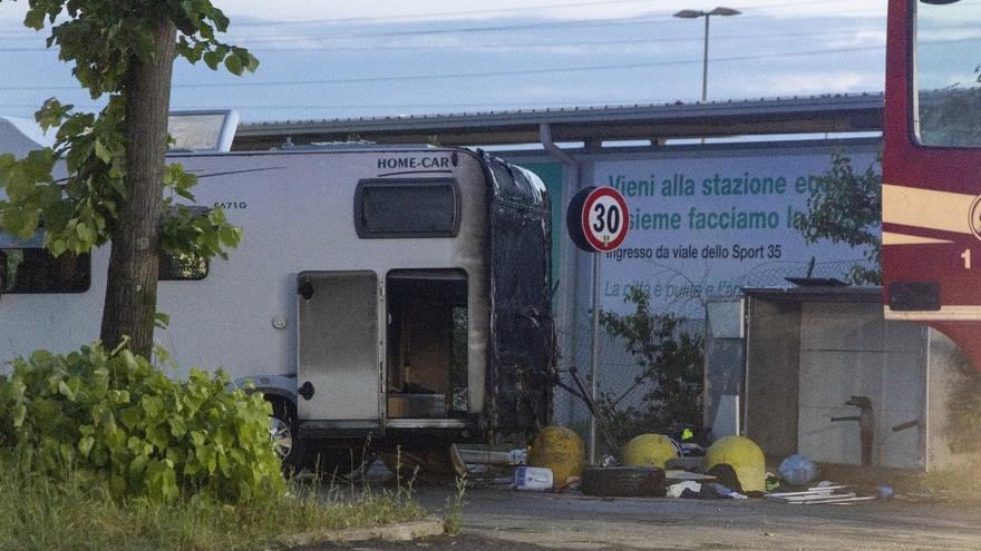 Modena, danno fuoco al camper dove dorme una famiglia