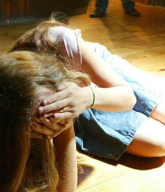 Modena, dodicenne violentata da due adolescenti. La famiglia fa denuncia ai carabinieri<br>
