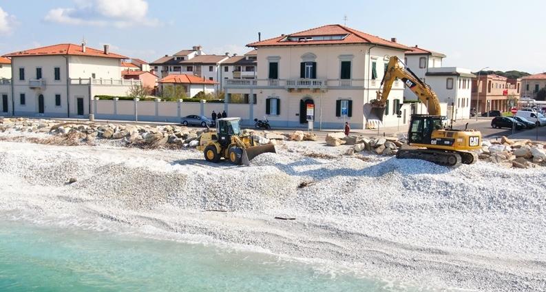 Un intervento di riprofilatura stagionale delle spiagge di ghiaia