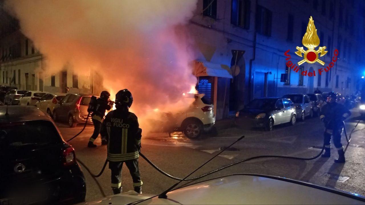 Livorno, auto a fuoco nella notte