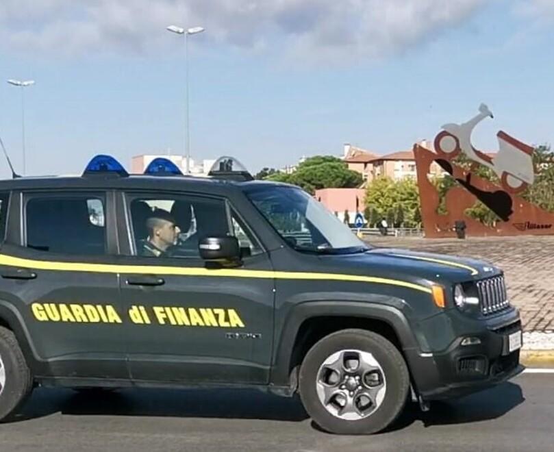 Un’auto della Guardia di finanza a Pontedera