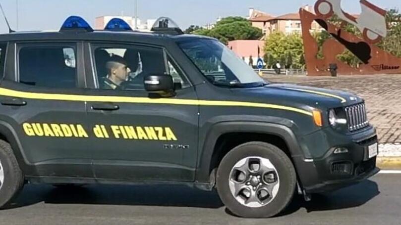 Un’auto della Guardia di finanza a Pontedera