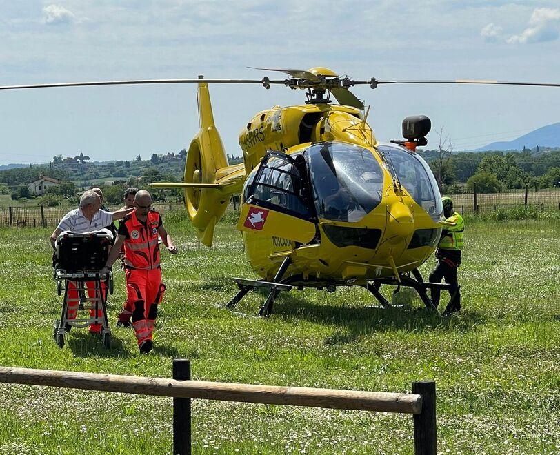 L’arrivo dell’elisoccorso in un campo lungo via Francesca Sud nella zona di Stabbia