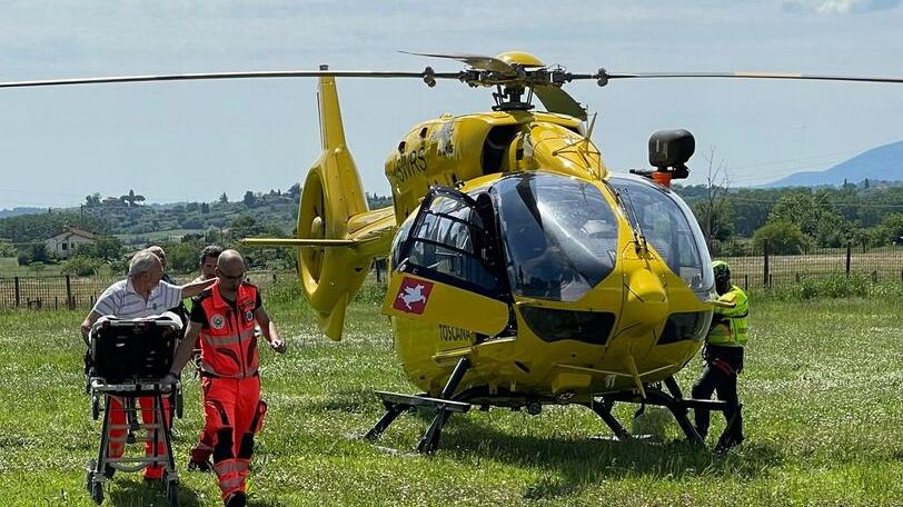 L’arrivo dell’elisoccorso in un campo lungo via Francesca Sud nella zona di Stabbia
