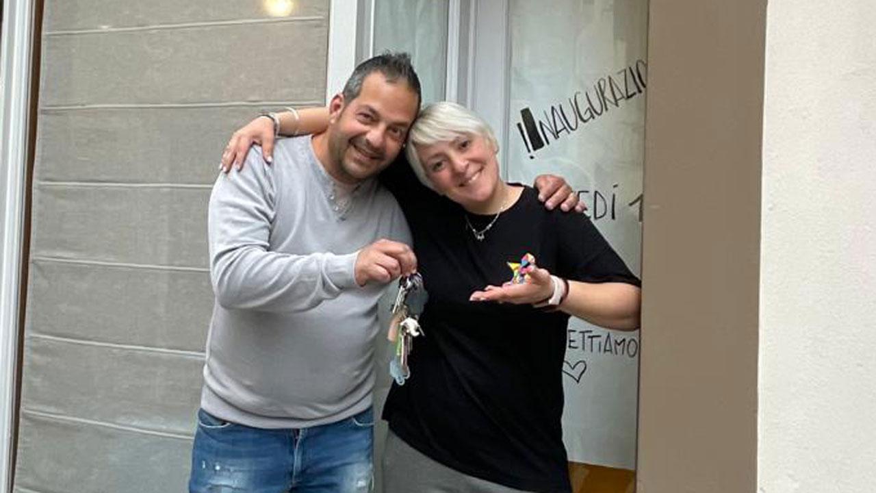 Da sinistra Simone Gavazzi e Francesca Gavazzi (che non sono parenti nonostante lo stesso cognome) davanti al negozio di piazza Santa Celestina