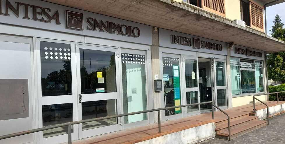 La storica filiale di Intesa Sanpaolo a Ponte Buggianese, ex Cassa di risparmio di Pistoia e Pescia