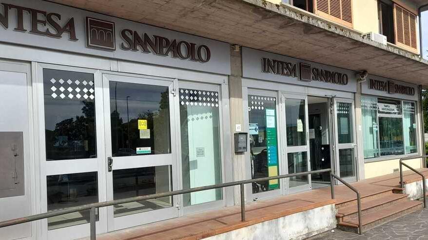 La storica filiale di Intesa Sanpaolo a Ponte Buggianese, ex Cassa di risparmio di Pistoia e Pescia