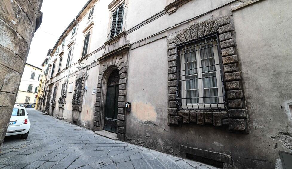 L’esterno dell’edificio in centro
