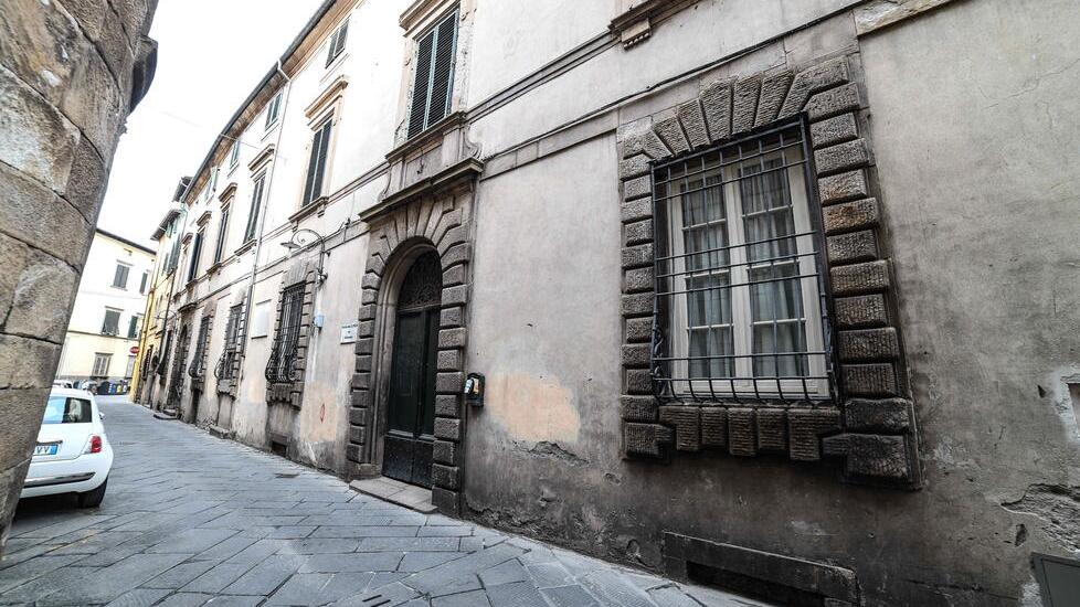 L’esterno dell’edificio in centro