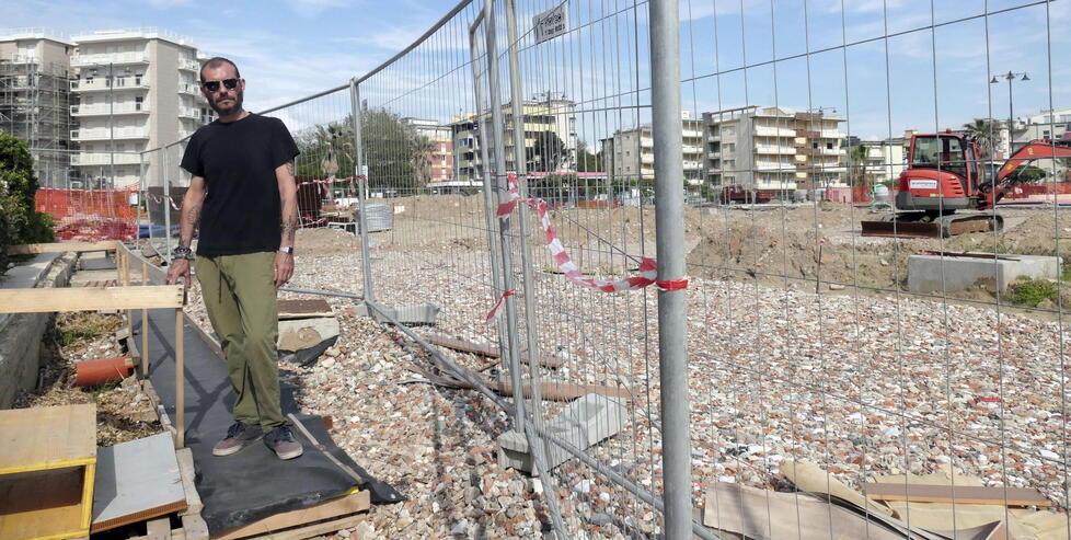 Sandro Pontigia in mezzo al cantiere bloccato davanti al suo stabiimento balneare